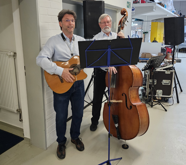 Sorgten für den musikalischen Rahmen: der Ehrenvorsitzende Karlheinz Glogger (rechts) und sein Sohn Christoph Glogger.